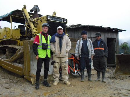 Avec les ouvriers de la route et la cabane.JPG